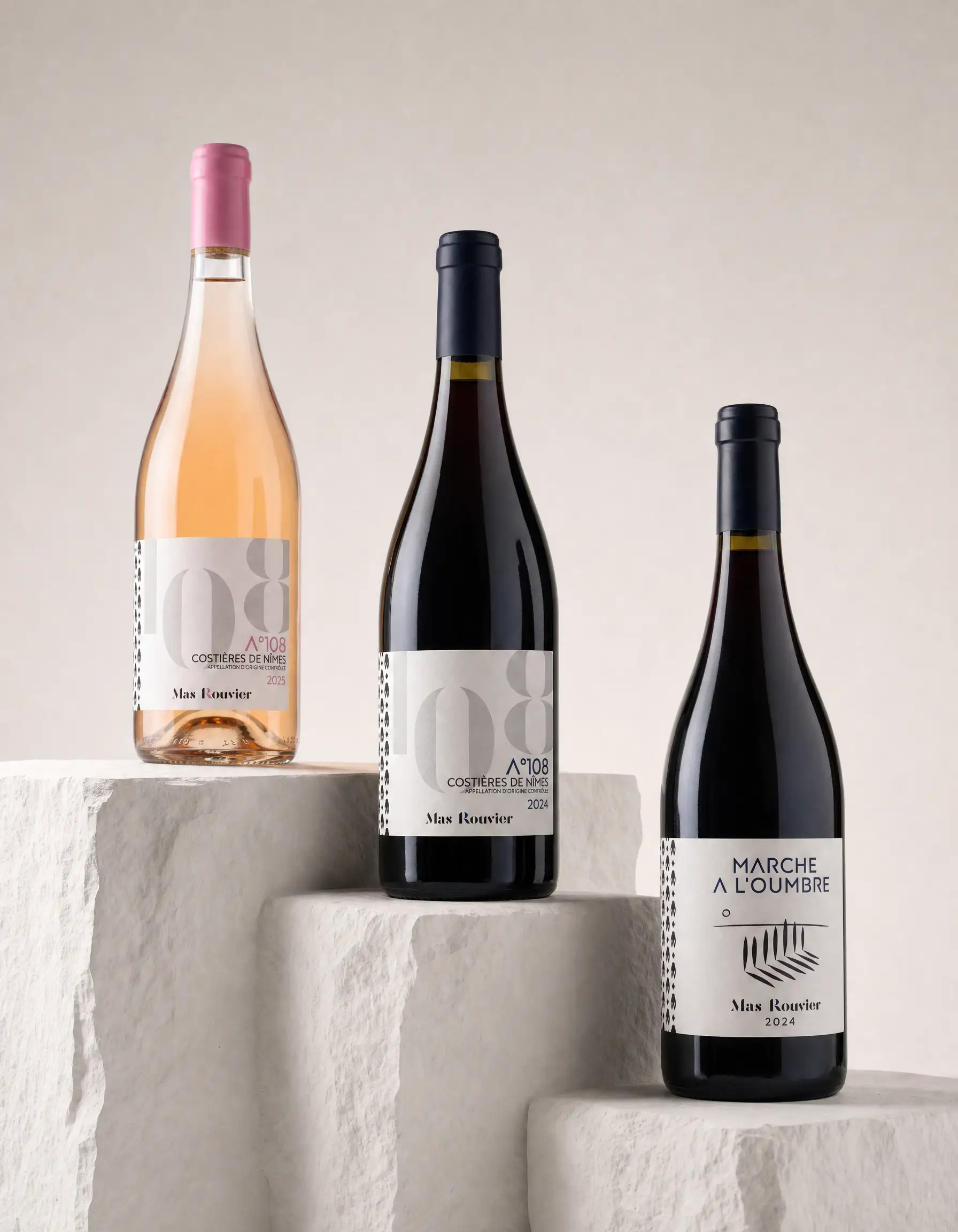 Trois cuvées Mas Rouvier posées sur des blocs de pierre